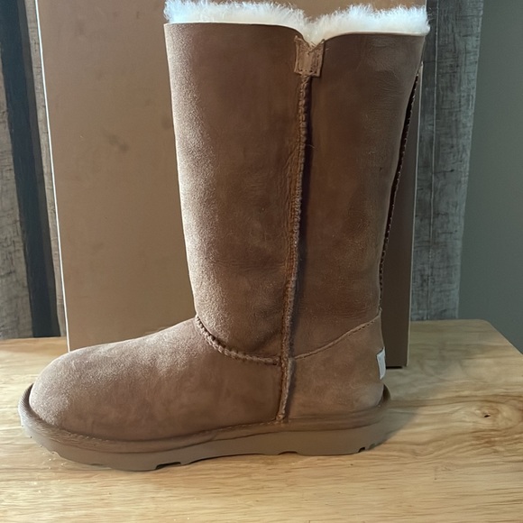 UGG K Bailey Button Triplet II - Picture 4 of 6